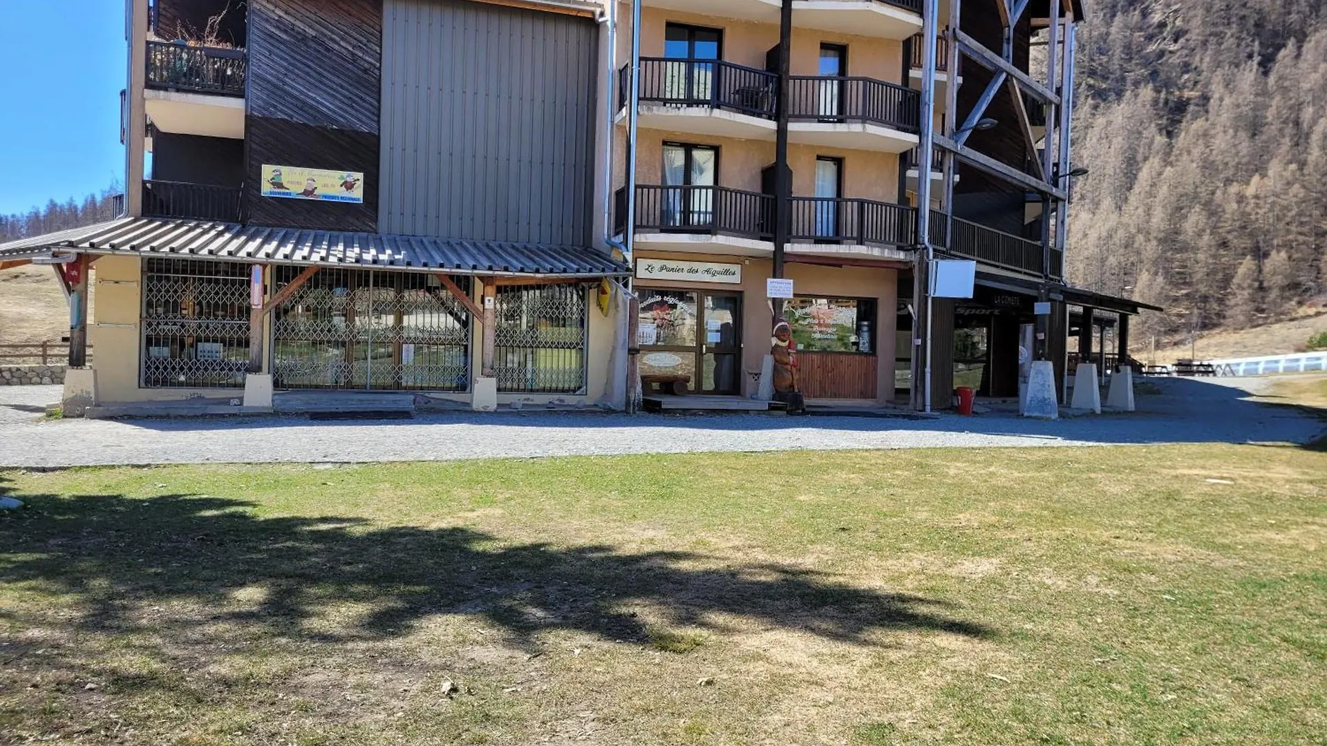 Appartement Reallon 5 Personnes En Rez De Jardin 0*,